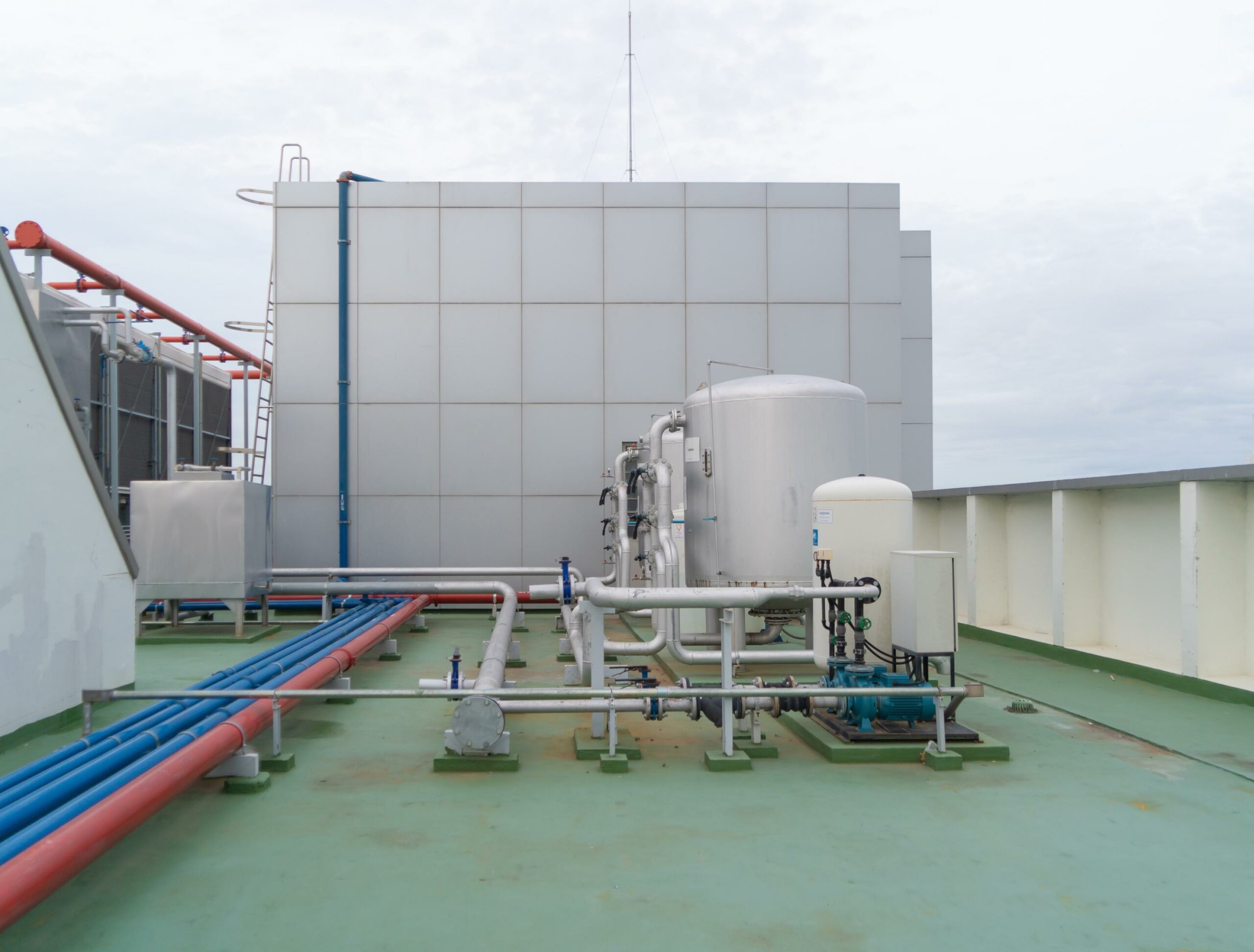 Chiller Tower Or Cooling Tower On Rooftop Of A Office Building. System Work. Architecture Machine. Condenser Water Supply (cds) And Condenser Water Return (cdr) Pipe Lines. Ventilation Compressor.